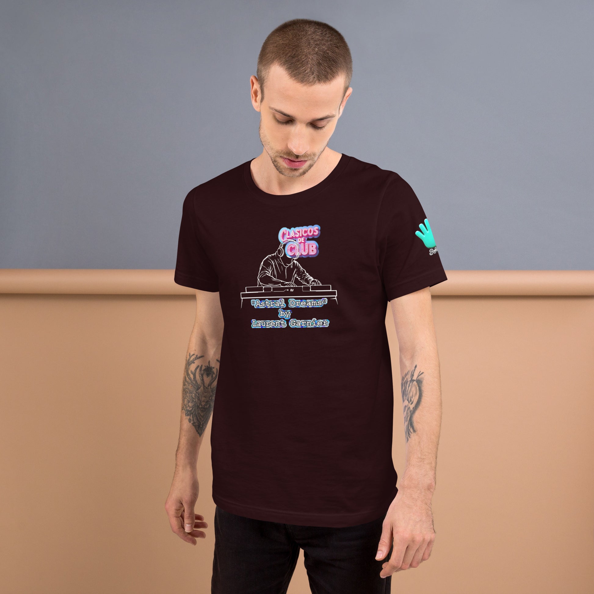 Camiseta marrón de manga corta de la colección Clásicos de Club, dedicada al tema 'Astral Dreams' de Laurent Garnier. Logotipo de la colección con figura de DJ en trazos blancos poniendo discos y texto.