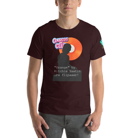 Vista frontal de camiseta marrón de la colección Clásicos de Club, con logotipo de la colección, una figura de DJ en negro y un disco naranja con el texto '¡pa flipar!'.