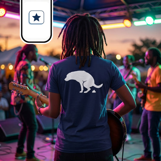 Una guitarrista con rastas sostiene una guitarra acústica de espaldas frente a una multitud durante un concierto al atardecer.
Lleva puesta una camiseta azul oscura que exhibe claramente la silueta blanca de un animal en la espalda.
El ambiente exterior está iluminado por barras de luces multicolores situadas en la estructura del escenario.