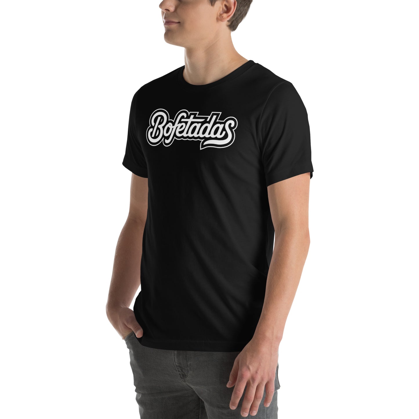 Un modelo muestra la cara frontal de una camiseta negra de Bofetadas con el logo impreso en el pecho. La tipografía de Bofetadas en su blanco original con un borde fino.