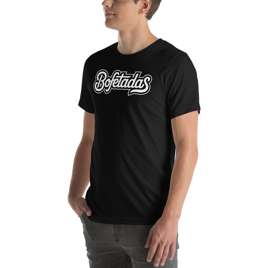 Un modelo muestra la cara frontal de una camiseta negra de Bofetadas con el logo impreso en el pecho. La tipografía de Bofetadas en su blanco original con un borde fino.