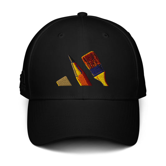 Vista frontal de la gorra negra de la colección Adidas Bofetadas, dedicada a los pintores. El bordado de las tres bandas de Adidas muestra un pincel, un lápiz y una goma de borrar.