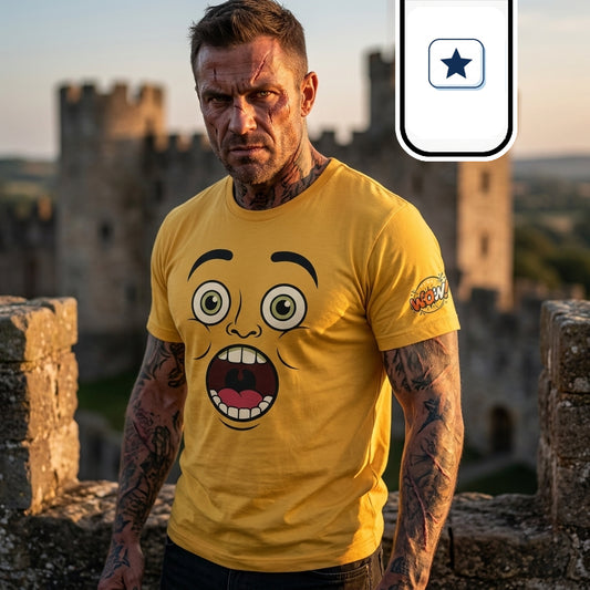 El mismo hombre posa de frente con semblante serio, mostrando cicatrices faciales y brazos cubiertos de tatuajes. Lleva la camiseta amarilla, destacando al frente un llamativo dibujo animado de una cara con expresión de asombro. Al fondo se aprecian con claridad las torres de piedra de la fortaleza iluminadas por el sol.