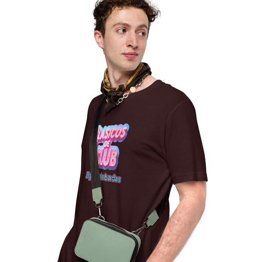 Camiseta marrón de manga corta de la colección Clásicos de Club de Bofetadas. La luce un modelo con complementos de vestir. Diseño con el logotipo de la colección y el texto 'By Bofetadas' en la parte frontal.