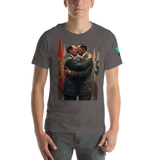 Imagen que muestra una camiseta gris con mangas cortas de la colección 'irreverentes' de la marca Bofetadas, donde dos figuras militares se encuentran abrazados para darse un beso, junto a emblemas históricos relacionados con conflictos armamentistas del pasado.